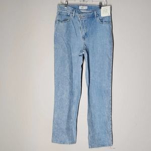 NWT Abercrombie Ultra High Rise 90s straight jean 31/12R Light Wash
